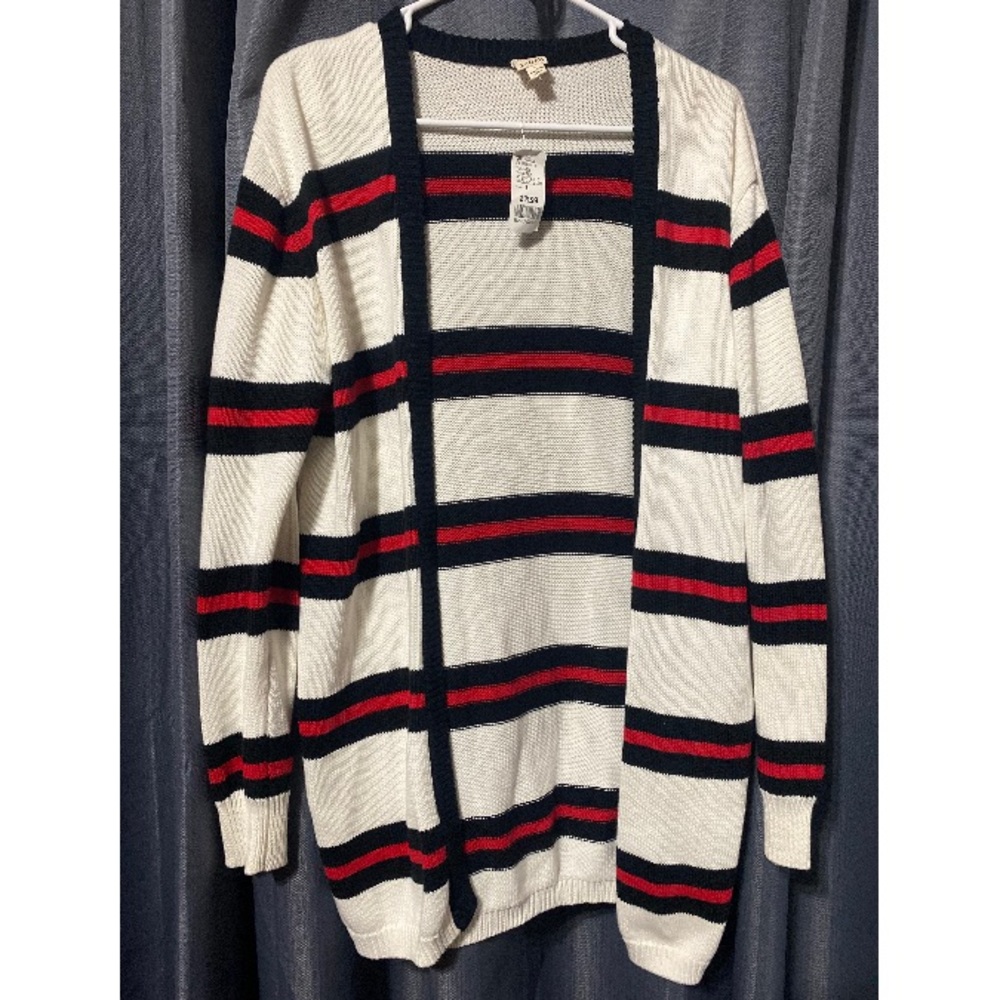 Fashion Q cardigan! White red and black ♥️